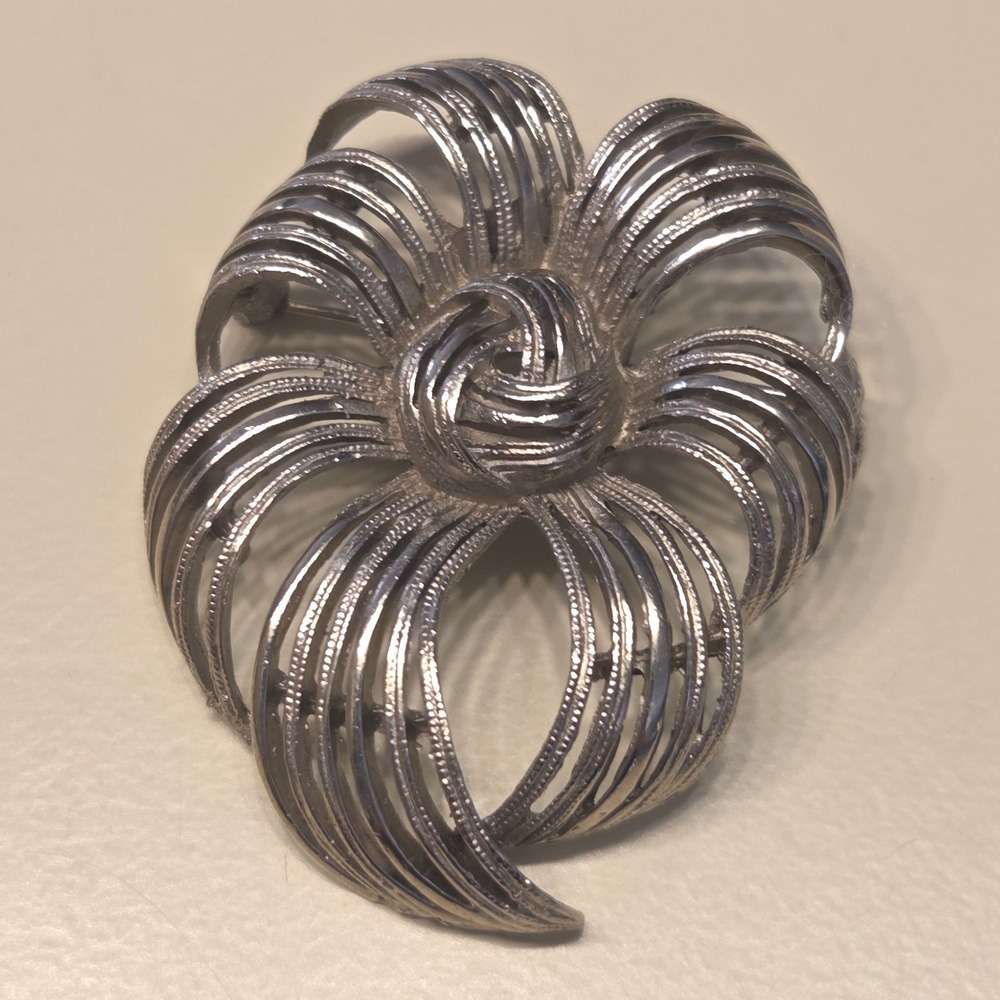 Vintage LISNER? Unsigned Silver Tone Floral Pin Brooch Women's Jewelry Accessory